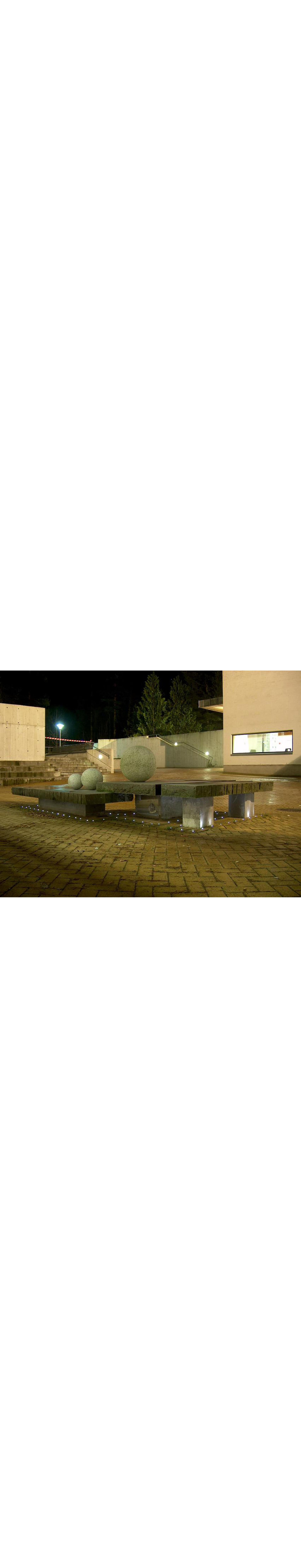 Outdoor Floor Up Light On Sculpture (03)